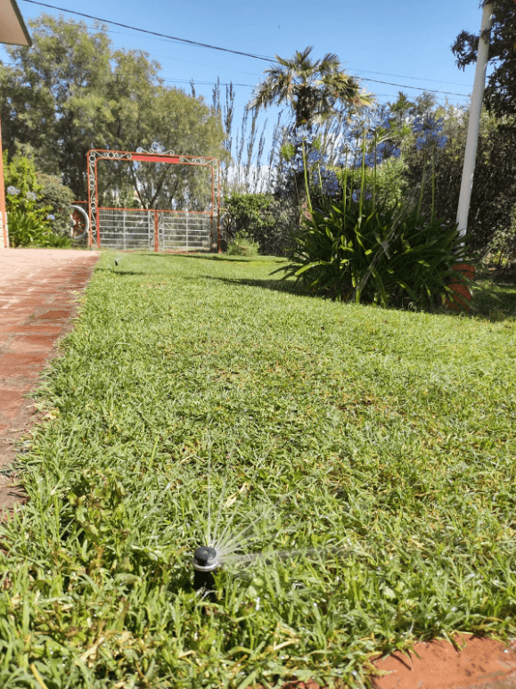 Sistema de riego automático en jardín